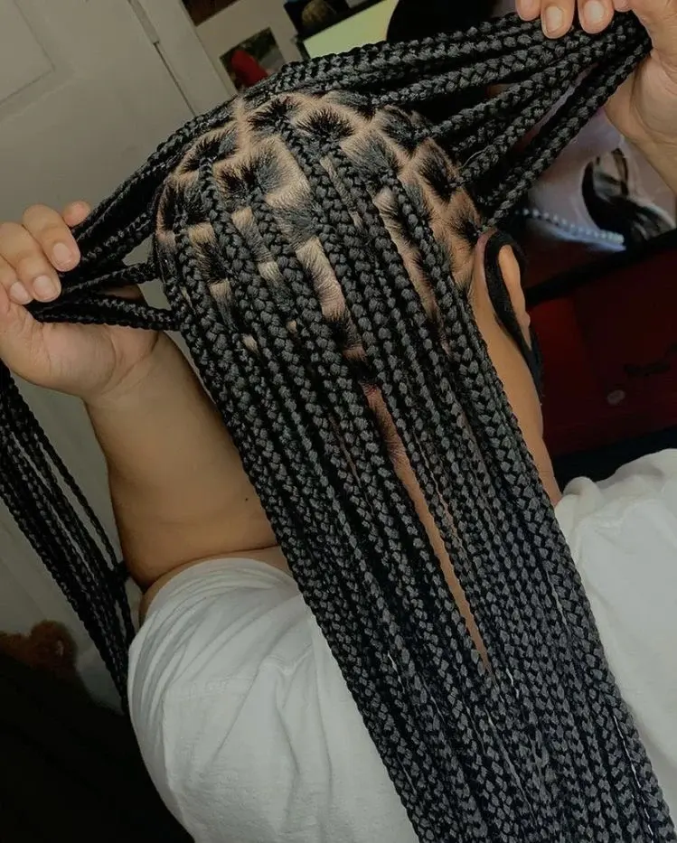 medium-knotless-braid-mid-back-length_book_uxbridge-middlesex_mobile_afro_hairdresser_braider_near_me_main-dor-by-grace_frohub