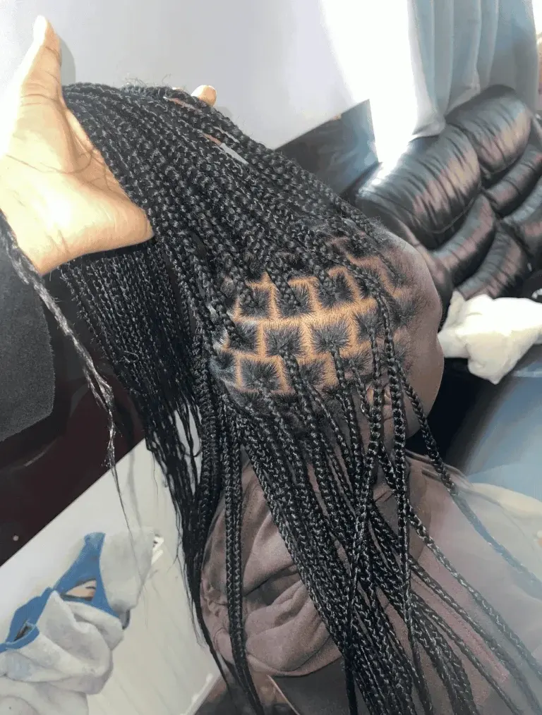 medium-knotless-braids_book_london_mobile_afro_hairdresser_braider_near_me_o_doesitall_frohub