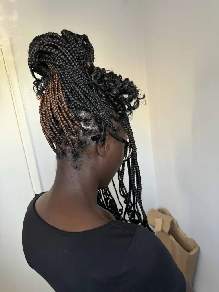 peekaboo-knotless-braids-with-curls_book_london_mobile_afro_hairdresser_braider_near_me_o_doesitall_frohub