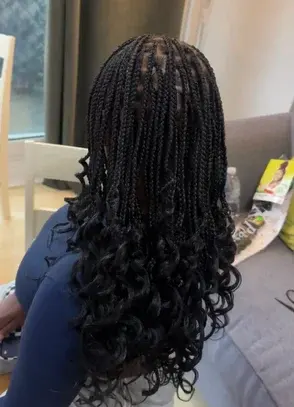 small-knotless-with-curled-ends_book_london_mobile_afro_hairdresser_braider_near_me_o_doesitall_frohub