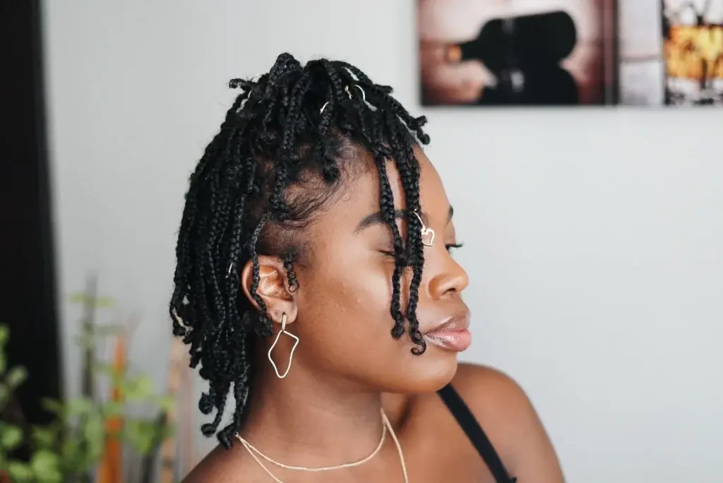smedium-braids-with-natural-hair-mid-back_book_uxbridge-middlesex_afro_hairdresser_braider_near_me_main-dor-by-grace_frohub