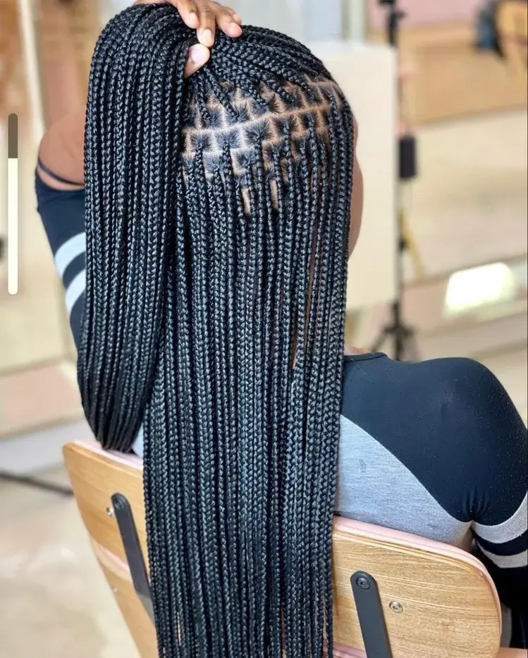 smedium-knotless-braid-shoulder-length_book_uxbridge-middlesex_afro_hairdresser_braider_near_me_main-dor-by-grace_frohub