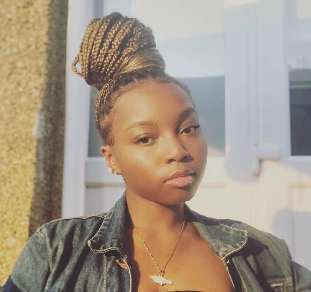 small-knotless-braids-tailbone-length_book_edgware_mobile_afro_hairdresser_braider_near_me_crown-royale_frohub
