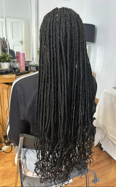 small-knotless-braids-tailbone-length_book_edgware_mobile_afro_hairdresser_braider_near_me_crown-royale_frohub