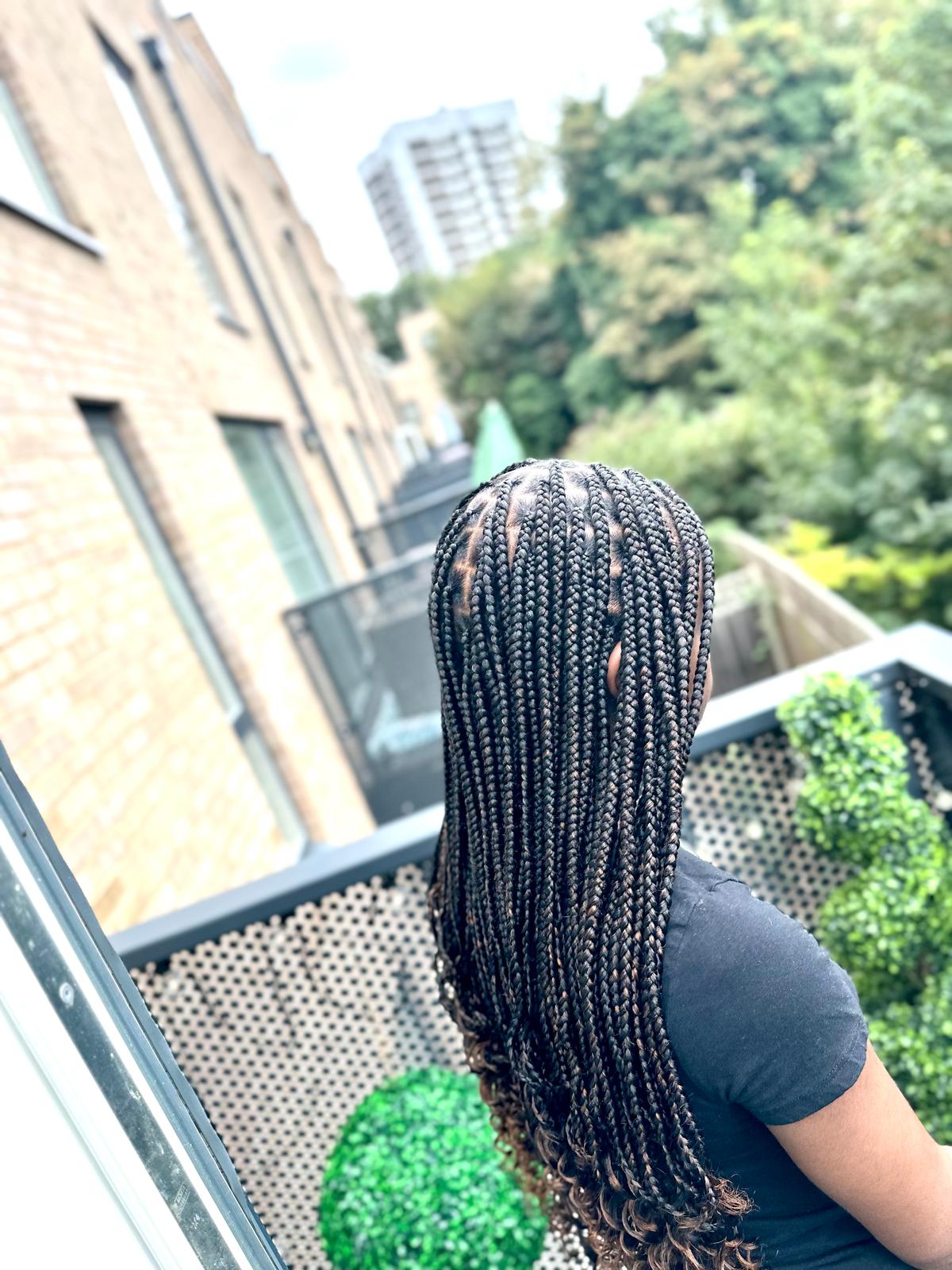 knotless-box-braids_book_erith_mobile_afro_hairdresser_braider_near_me_hair-beauty-by-sandyrule_frohub