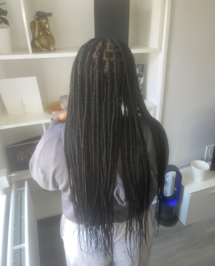 smedium-knotless-bum-length_book_london_mobile_salon_afro_hairdresser_braider_near_me_o_doesitall_frohub