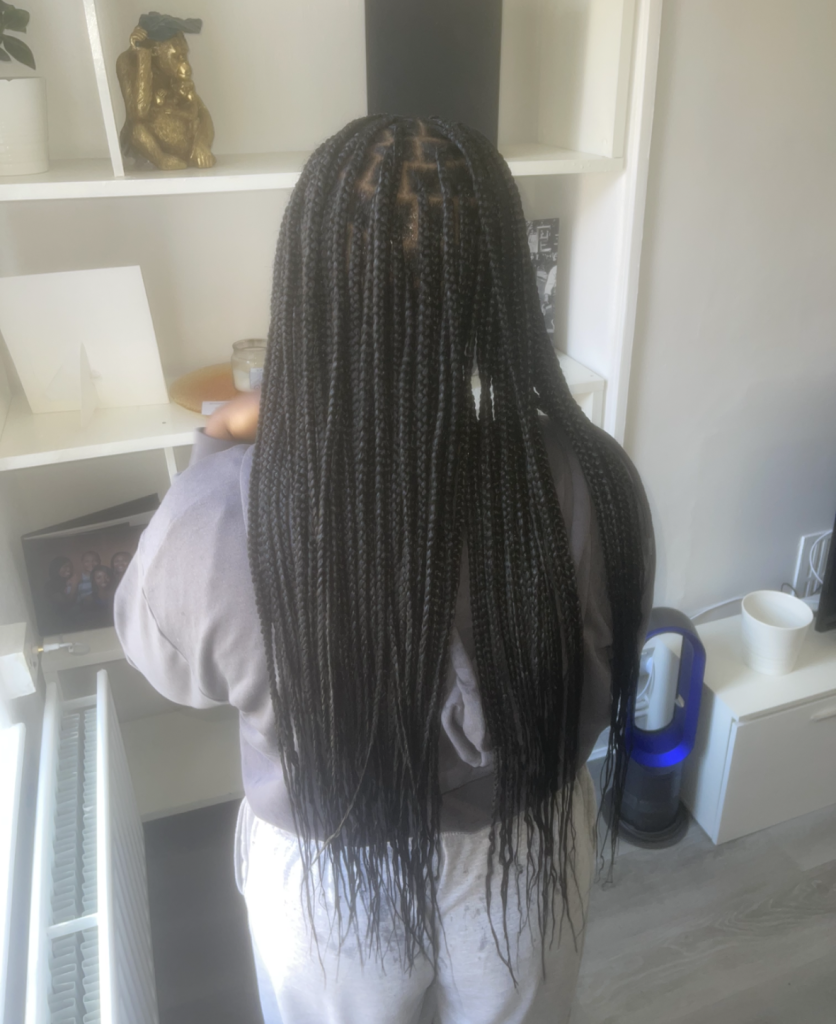 smedium-knotless-bum-length_book_london_mobile_salon_afro_hairdresser_braider_near_me_o_doesitall_frohub